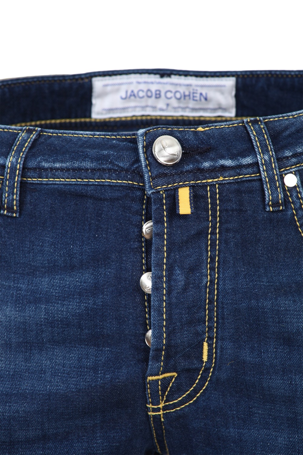 shop JACOB COHEN Saldi Jeans: Jacob Cohen jeans in misto cotone con finiture di colore giallo.
Modello slim cinque tasche.
Chiusura con zip e bottone.
Lunghezza alla caviglia.
Vestibilità slim.
Composizione: 92% cotone 6% poliestere 2% elastan.
Made in Italy.. J688 COMF 00919 W1-001 number 5992833